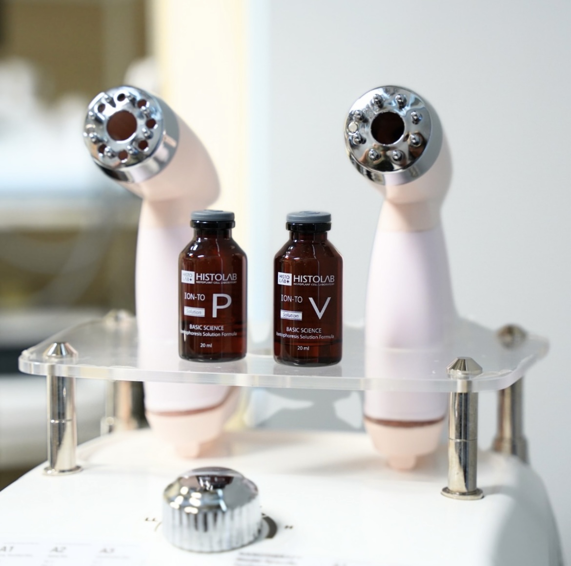 Bellanova device with iontophoresis solution vials